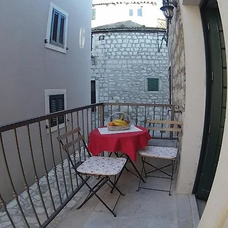 Vidi - Great Location Near Center Split